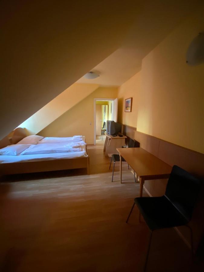 Appartement Pension 700M Zum Ring Viena Exterior foto